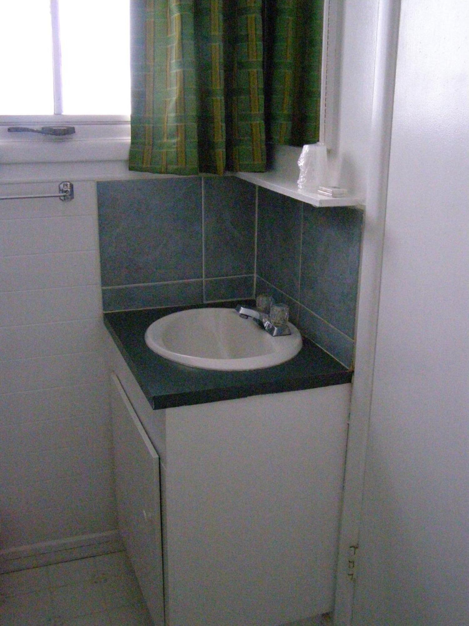 Blue Mountain Motel Pincher Creek Extérieur photo