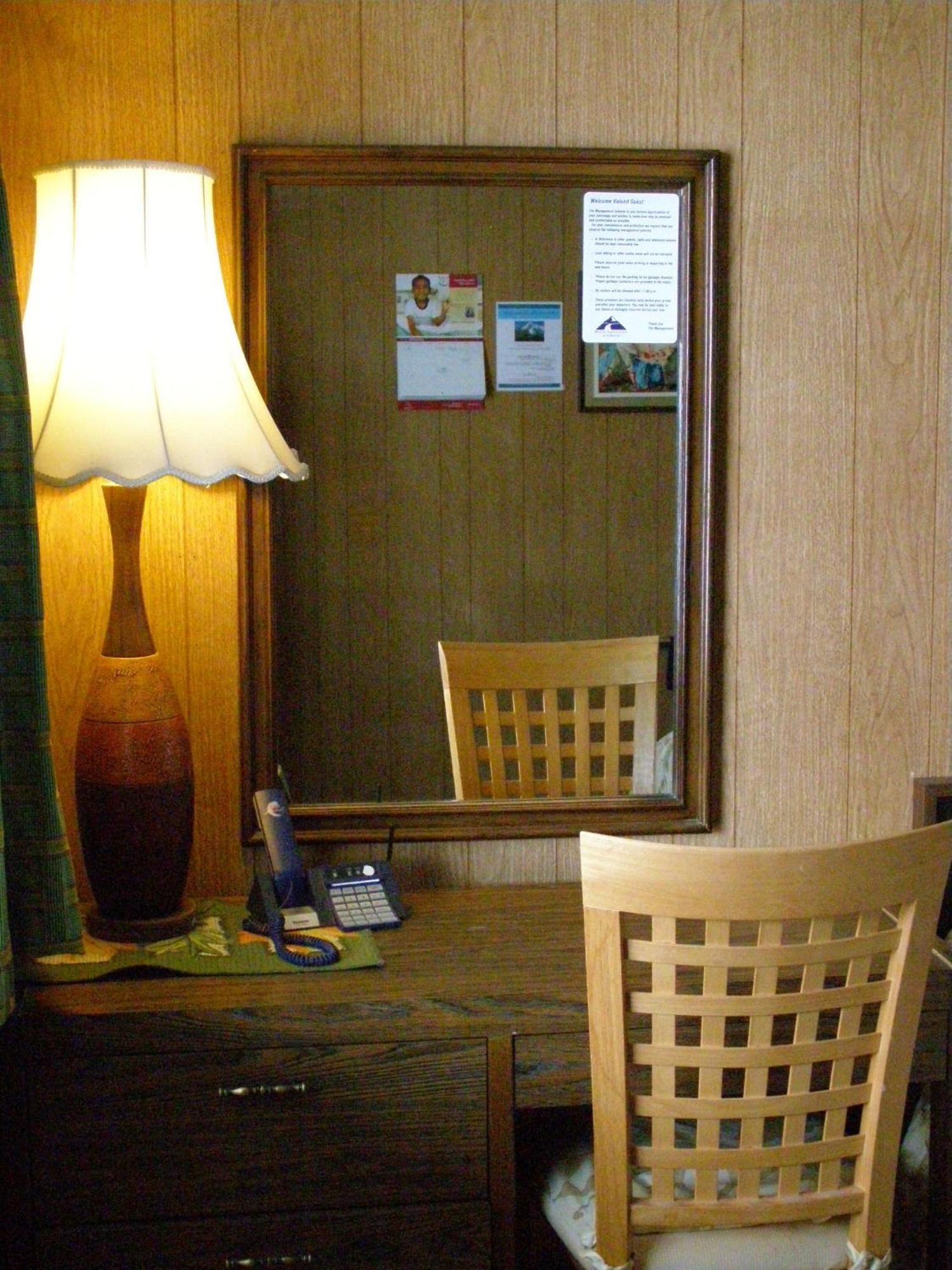 Blue Mountain Motel Pincher Creek Extérieur photo
