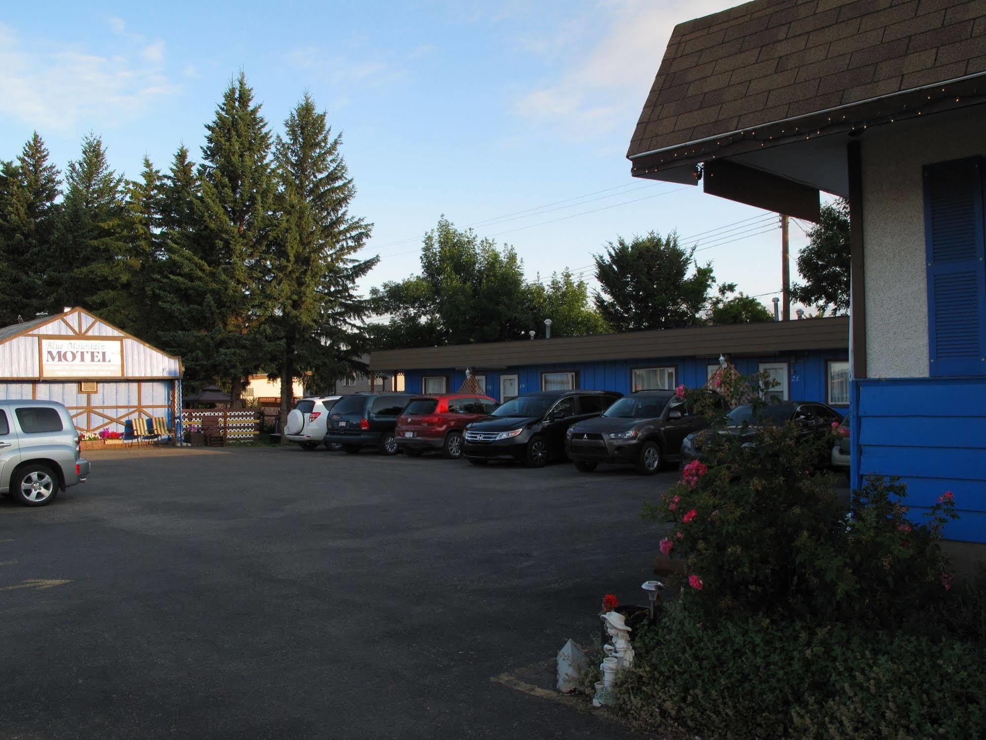 Blue Mountain Motel Pincher Creek Extérieur photo