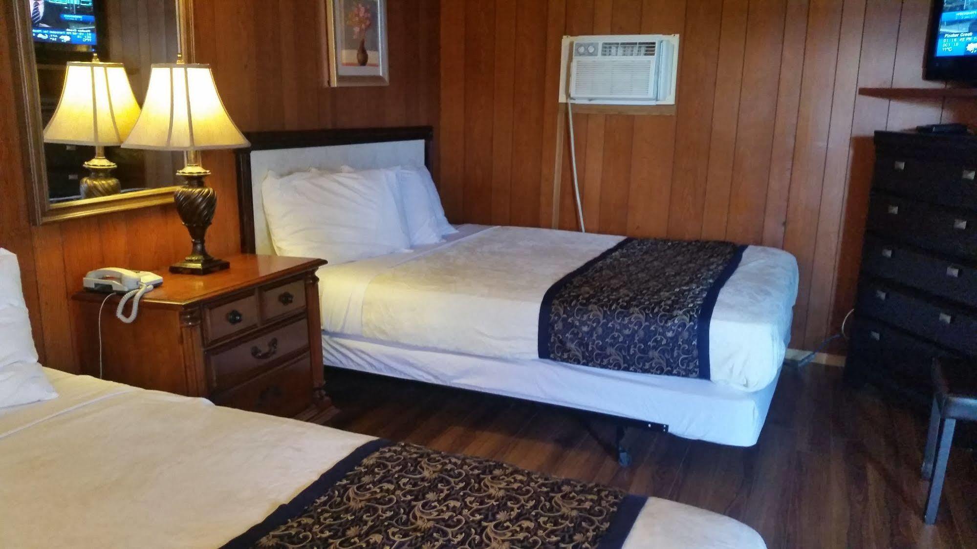 Blue Mountain Motel Pincher Creek Extérieur photo