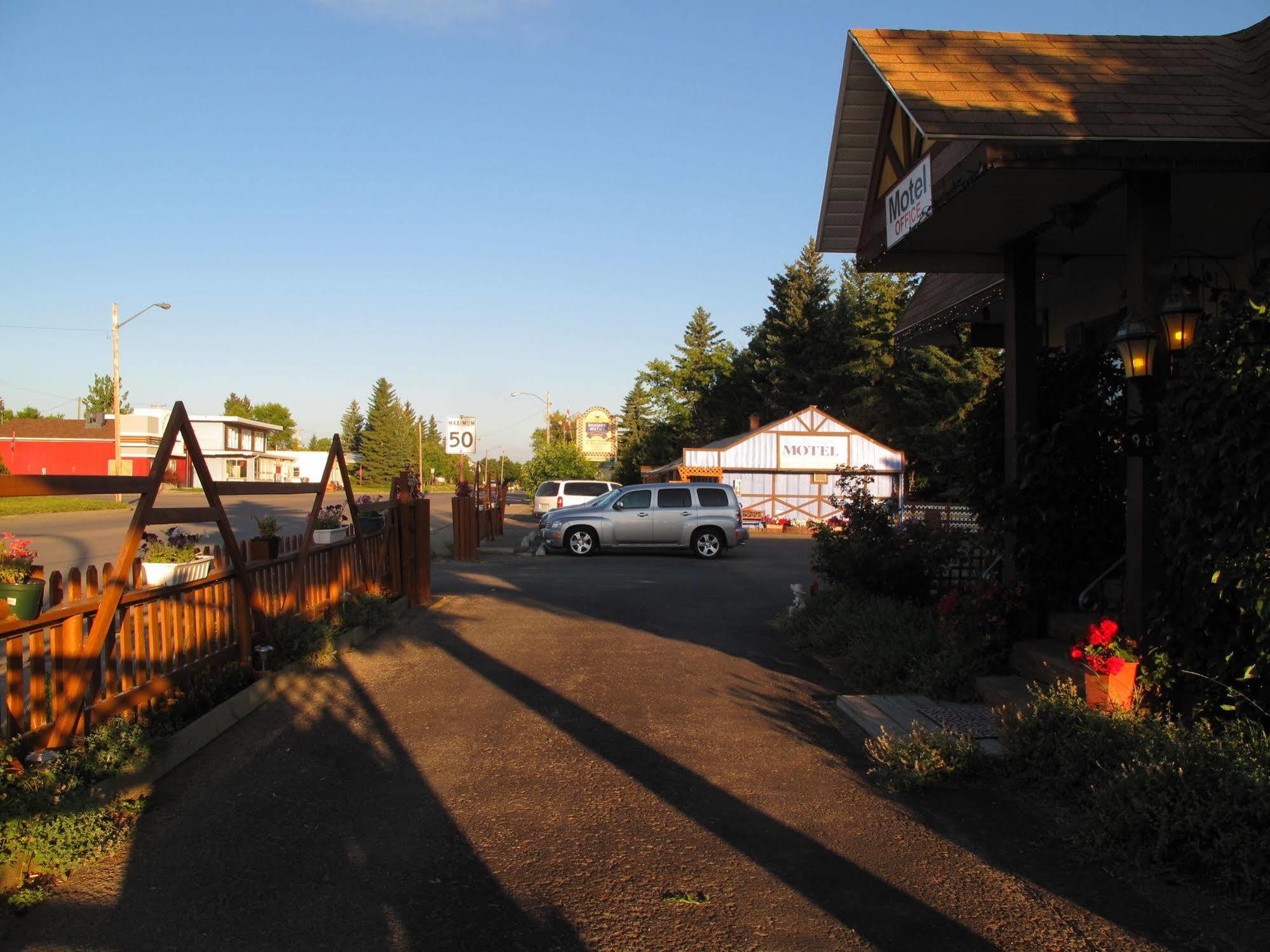 Blue Mountain Motel Pincher Creek Extérieur photo