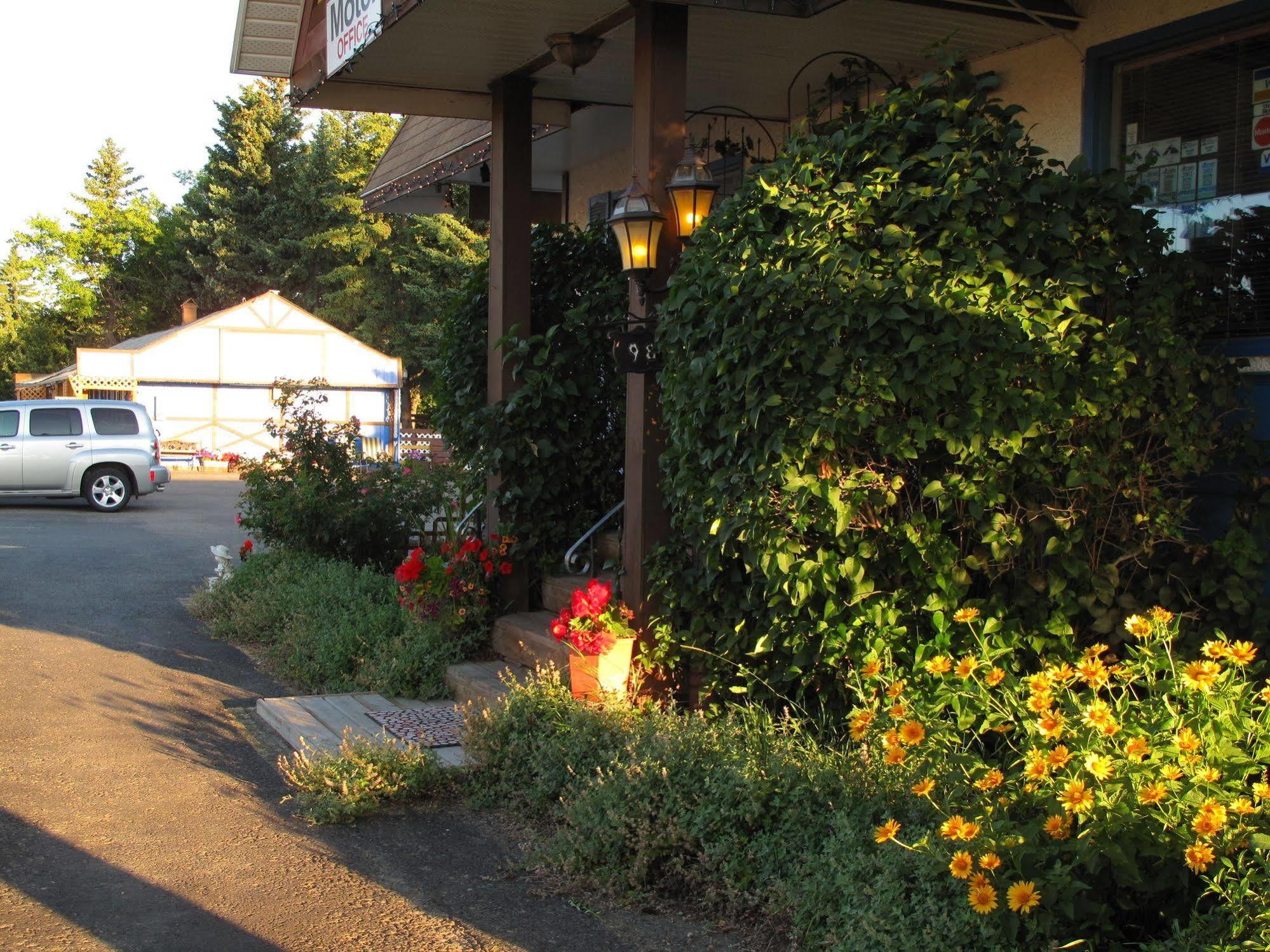 Blue Mountain Motel Pincher Creek Extérieur photo